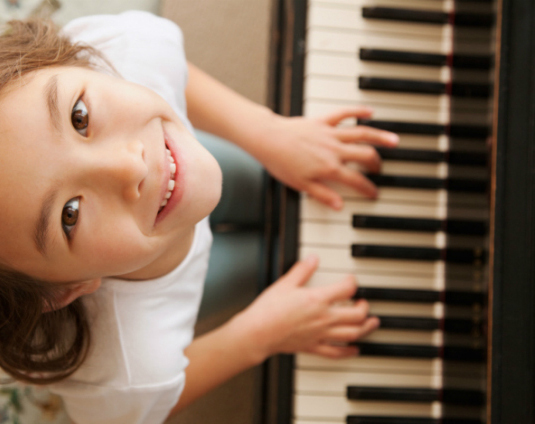 gril playing piano